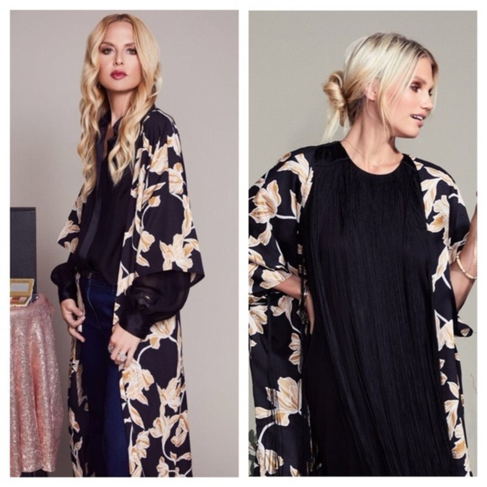 MAISON DU SOIR Floral Robe Size L/XL.